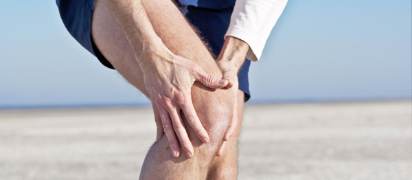 Manos sobre la rodilla dónde se encuentra la artrosis